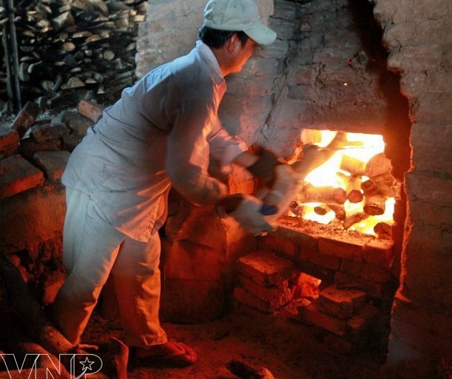 Potters can determine exactly the temperature of the kiln by seeing the colour of the flame.